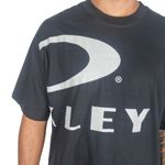 camiseta-oakley-crop-logo-ss-tee-blackout-foa407215-02e -2-.jpg
