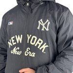 jaqueta-new-era-corta-vento-new-york-yankees-logo-history-preto-mbi24jaq012 -3-.jpg
