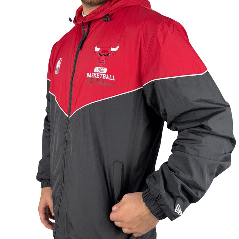 jaqueta-new-era-corta-vento-chicago-bulls-club-house-preto-vermelho-nbi24jaq004 -4-.jpg